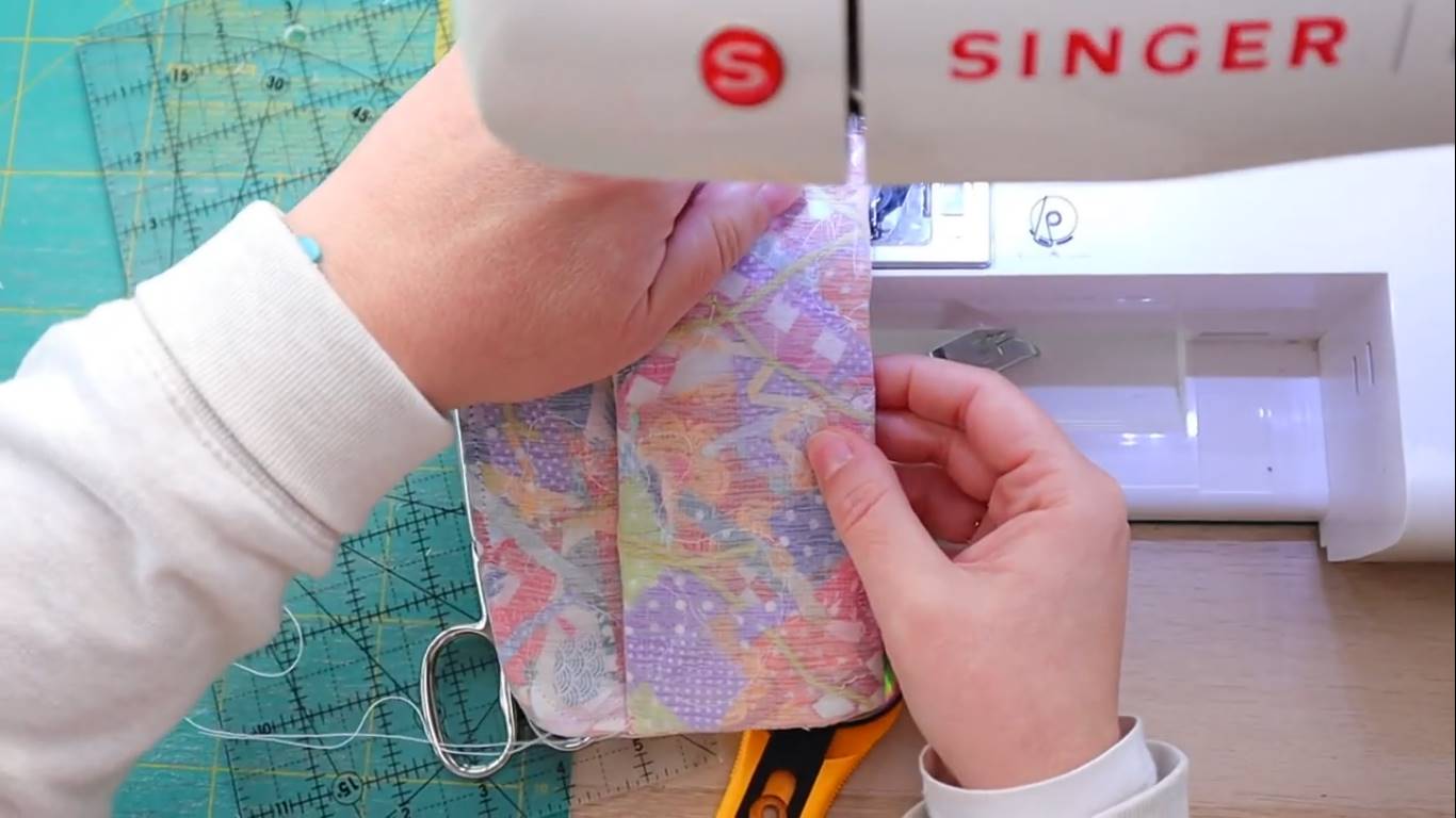  how to use tiny fabric scraps: step 15 sewing all around the pencil case