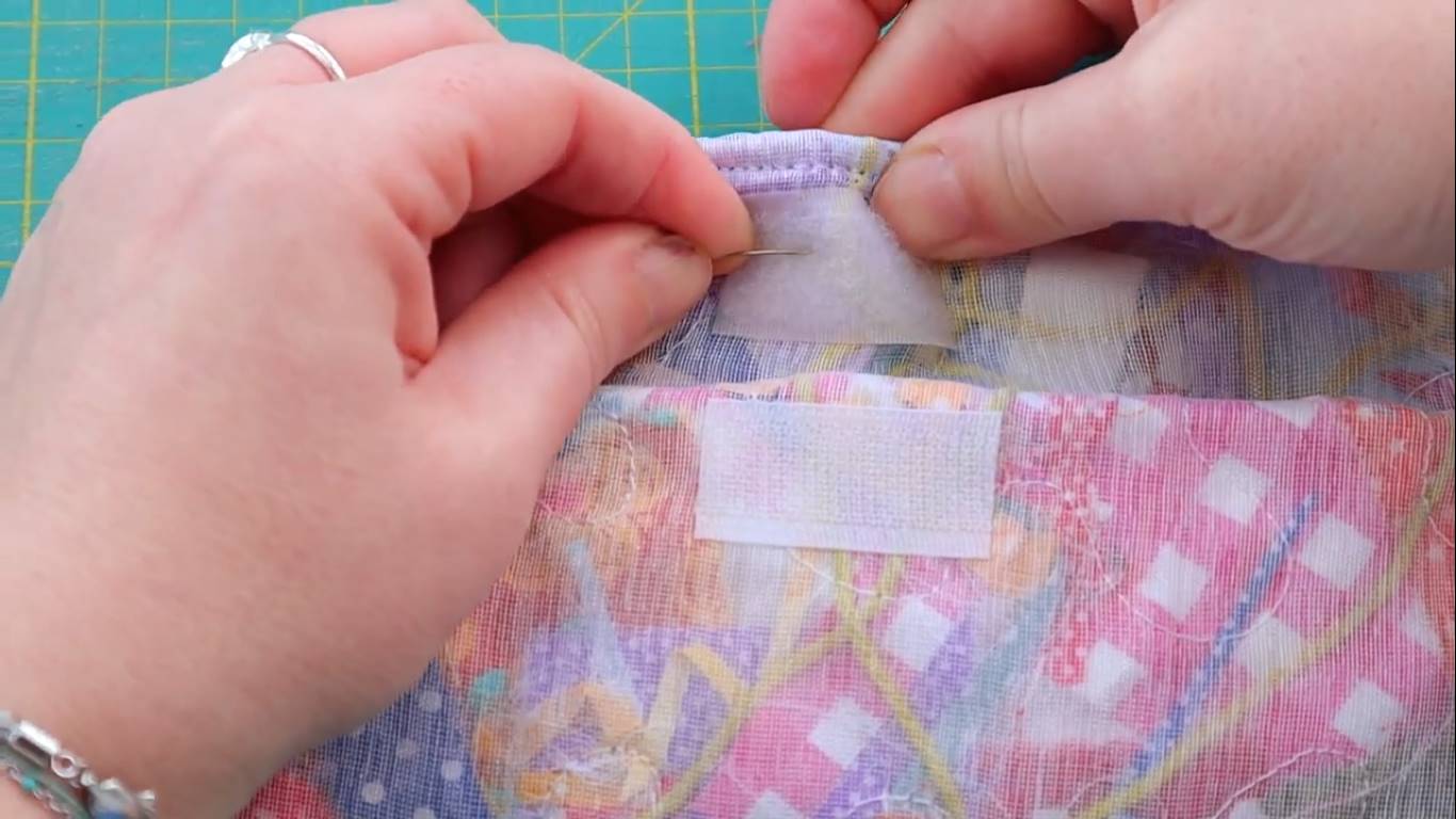  how to use tiny fabric scraps: step 16 adding velcro