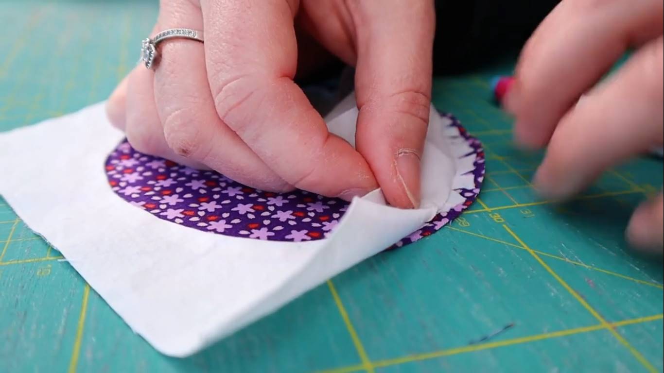  how to sew fabric circles step 7 releasing the seam allowance