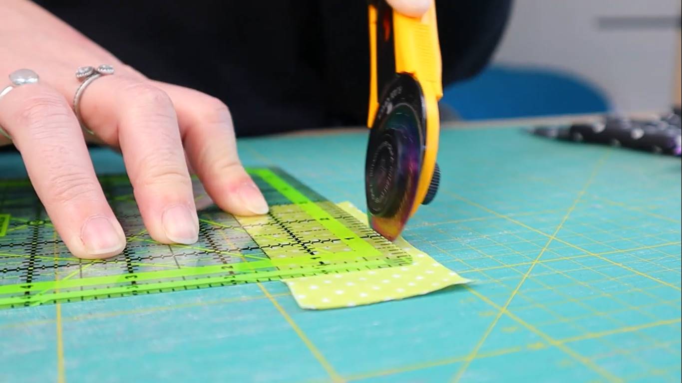 tetris quilt pattern: step 2 cutting the fabric squares