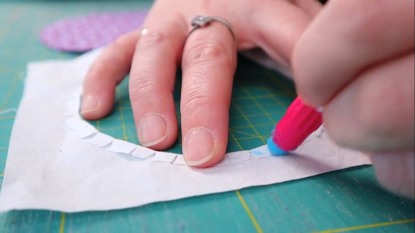  how to sew fabric circles step 6 gluing the circle to the quilt block