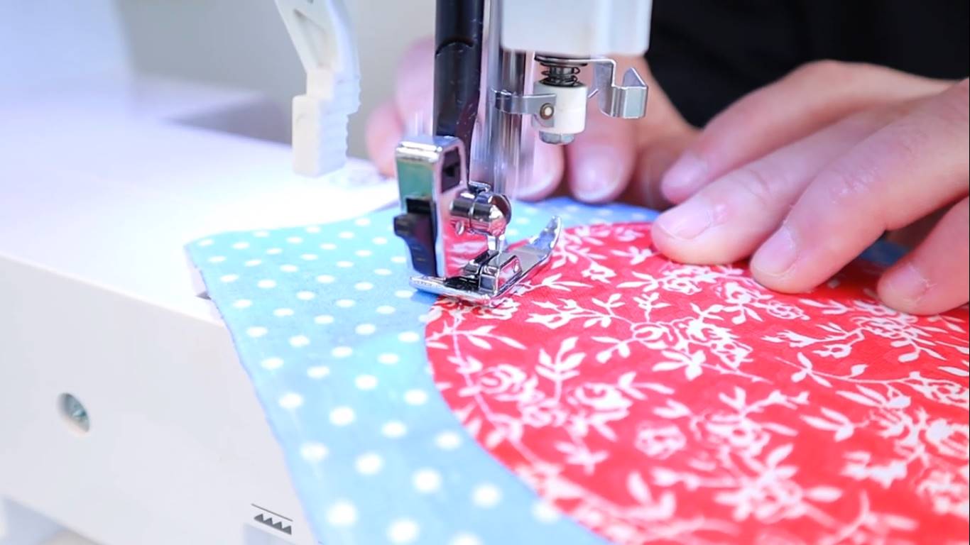 how to sew fabric circles : step 4 sew the circle